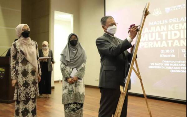 Menteri di Jabatan Perdana Menteri (Ekonomi), Datuk Seri Mustapa Mohamed secara simbolik pada majlis Kajian Kemiskinan Multidimensi Permatang Pauh.