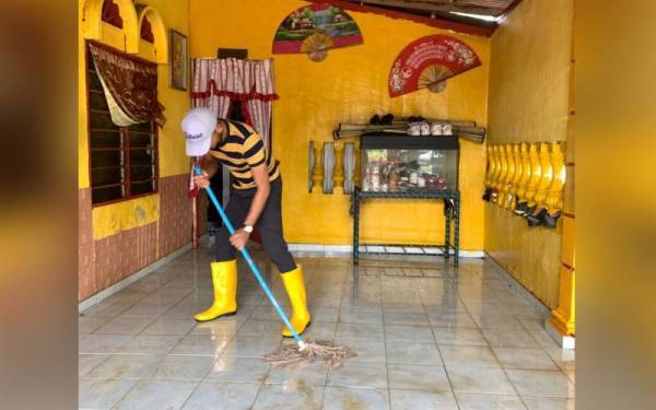 Antara pemuda Squad Taskforce yang membantu menbersihkan rumah mangsa banjir kilat di Melaka.