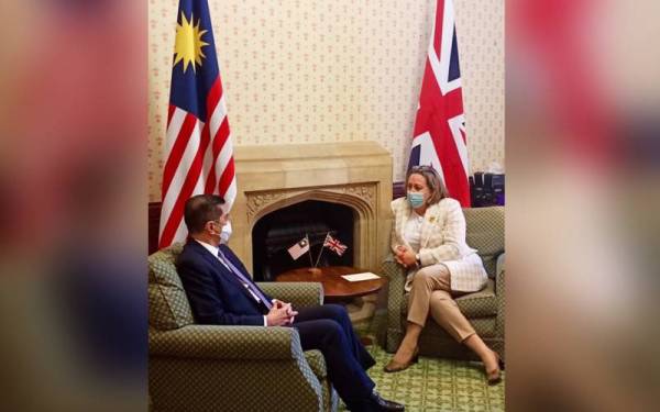 Mohamed Azmin (kiri) bersama Setiausaha Negara untuk Perdagangan Antarabangsa dan Presiden Lembaga Perdagangan UK, Anne-Marie Trevelyan dalam pertemuan mengkaji semula strategi yang diguna pakai oleh Malaysia dan UK untuk mempercepatkan pemulihan ekonomi dalam menuju fasa endemik.- Foto Facebook Azmin
