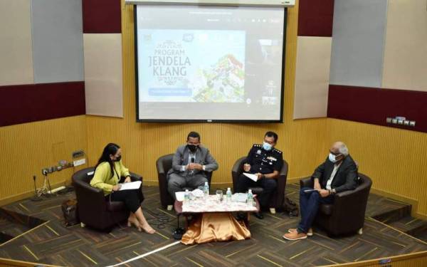 Ahli-ahli panel membentangkan pandangan masing-masing sewaktu penganjuran program berkenaan.