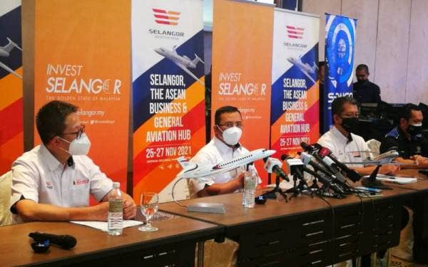 Amirudin (tengah) menjawab soalan pemberita dalam sidang akhbar pada Jumaat.