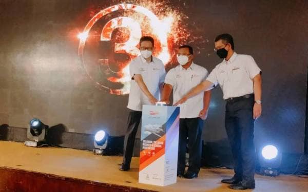 Amirudin (tengah) merasmikan Majlis Pelancaran SAS 2021 di The Saujana Hotel Kuala Lumpur di Shah Alam