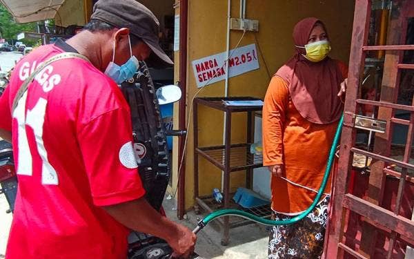 Bahan api yang dijual kepada pelanggan itu mengikut harga semasa sebagaimana dilaraskan oleh KPDNHEP.