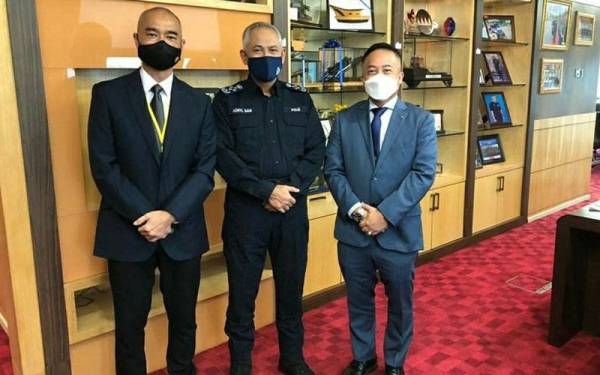 Jim Wee bergambar bersama Ketua Polis Negara, Datuk Seri Acryl Sani Abdullah Sani.