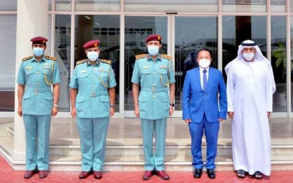 Jim Wee bersama pegawai pihak berkuasa di Emiriah Arab Bersatu pada Ogos lalu.