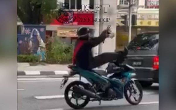 Rakaman seorang penunggang yang memberhentikan motosikal di Jalan Tuanku Abdul Rahman tular di media sosial sejak Jumaat.