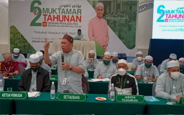 Mohd Kamal (berdiri) menyampaikan ucapan penangguhan selepas dipilih sebagai Ketua Pemuda Pas Kelantan bagi penggal 2021-2023 berkuatkuasa pada Sabtu.