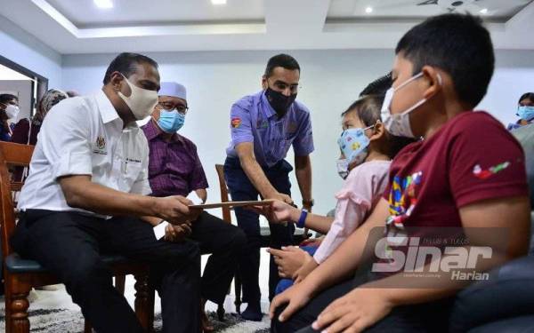 Saravanan (kiri) bersama Ketua Eksekutif Perkeso, Datuk Seri Dr Mohammed Azman Aziz Mohammed (tiga dari kiri) ketika mengadakan pertemuan lima beradik yang menjadi yatim piatu selepas kehilangan ibu bapa mereka akibat Covid-19 di Seri Kembangan pada Sabtu. FOTO SINAR HARIAN/ASRIL ASWANDI SHUKOR