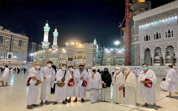 Pelakon Ashraf Muslim, 40, antara 11 jemaah Malaysia yang menjadi kumpulan pertama menunaikan ibadah umrah selepas kebenaran diberikan oleh kerajaan untuk merentas ke luar negara termasuk mengerjakan ibadah umrah berkuat kuasa pada 18 Oktober lepas. - Foto Bernama
