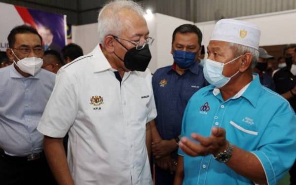 Mahdzir (dua kiri) pada Majlis Mesra Peserta FELCRA Bersama Menteri Pembangunan Luar Bandar, di Dewan Masyarakat Kampung Empila, Kota Samarahan pada Sabtu.