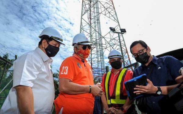 Annuar (dua, kiri) mendengar taklimat daripada kakitangan SKMM mengenai Menara Komunikasi di Kampung Mongkus, Serian yang dinaik taraf ke rangkaian 4G di bawah program Jalinan Digital Negara (Jendela) pada Program Kembara Connectivity pada Sabtu. - Foto Bernama