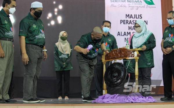 Saarani (tengah) memukul gong simbolik merasmikan Hari Alam Sekitar Negara 2021 Peringkat Perak di Dewan Majlis Daerah Selama di sini pada Sabtu.