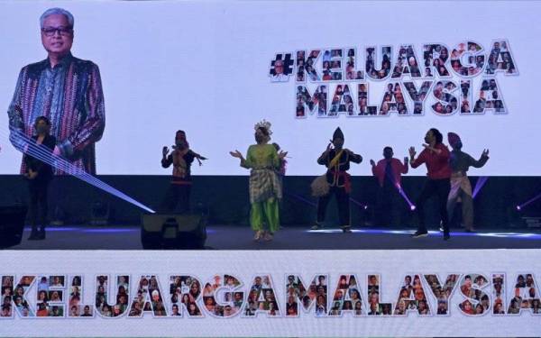 Ismail Sabri melancarkan Keluarga Malaysia yang diadakan di Pusat Konvensyen Borneo, di Kuching pada malam Sabtu.