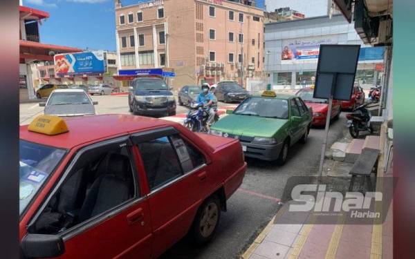 Kawasan tengah bandar Kota Bharu menjadi pilihan warga asing untuk membeli barangan.