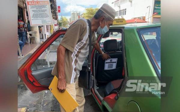 Nordin akan memastikan penumpang menggunakan alat pengesan suhu sebelum menaiki kereta sewanya.