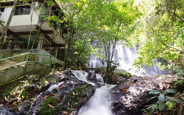 Chalet di pinggir air terjun di Lembah Temir Eco Resort.