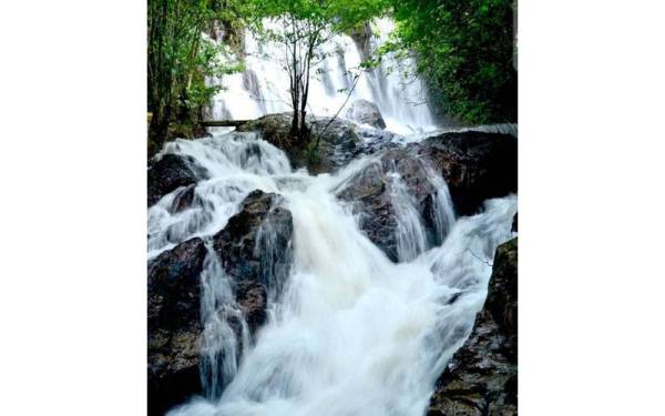 Air terjun yang terdapat di dalam Lembah Temir Eco Resort.
