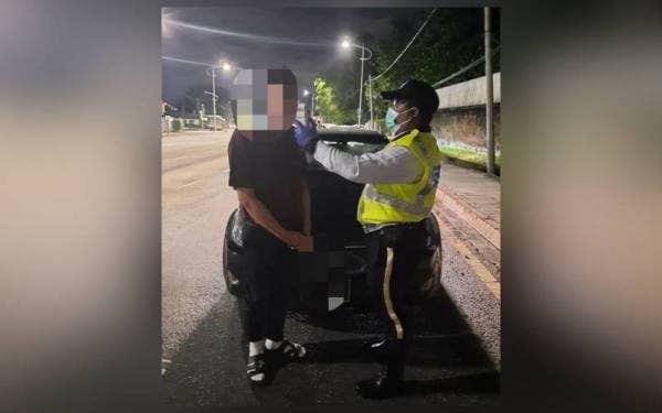 Salah seorang pemandu sedang menjalani ujian kandungan alkohol ketika Ops Alkohol dan Cegah Jenayah di Petaling Jaya pada Sabtu.