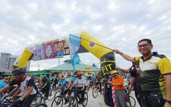 Ahmad Faizal melepaskan peserta berbasikal sempena program Senamrobik Perdana Peja Trofi 2021 di Padang Bola Sepak Lintau, Manjoi pada Ahad.