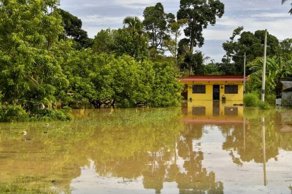 Banjir di Kampung Sri Tanjung, Dengkil. -Foto Bernama