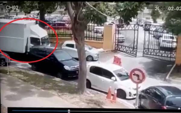 Tular rakaman CCTV memaparkan lori berwarna putih (dalam bulatan) terlebih dahulu dilihat melanggar sebuah kereta berwarna merah dan sebuah lagi kenderaan.