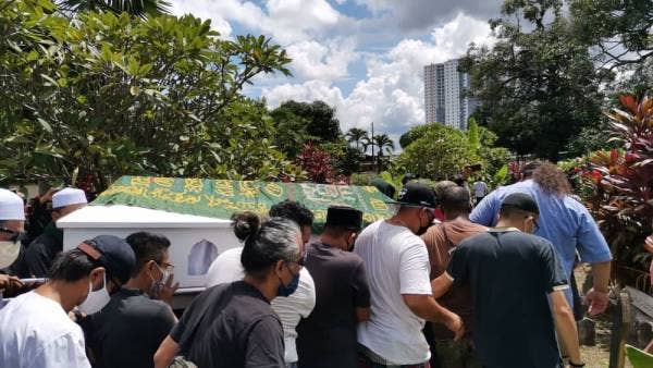 Jenazah Allahyarham selamat tiba di Tanah Perkuburan Islam Masjid Paloh, Ipoh. 