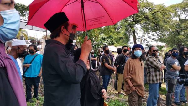 M Nasir turut tiba bagi memberi penghormatan terakhir kepada Allahyarham di Tanah Perkuburan Islam Masjid Paloh.