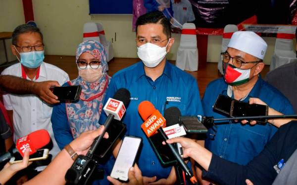 Mohamed Azmin (dua dari kanan) pada sidang akhbar selepas mengadakan pertemuan bersama Jentera PN Parlimen Masjid Tanah hari ini. - Foto Bernama