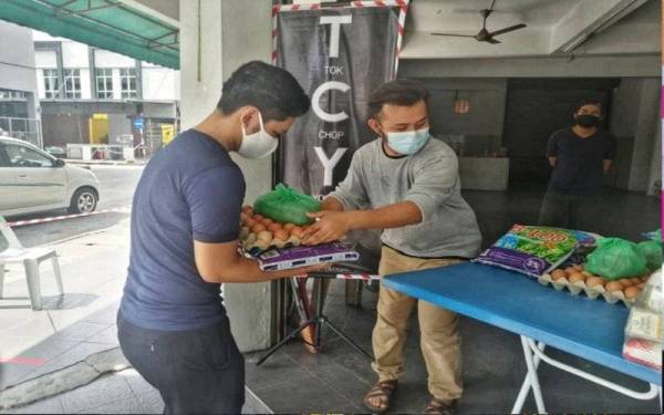 Meor Muhammad Afif Aiman (kanan) ketika menyertai aktiviti kemasyarakatan di UUM.