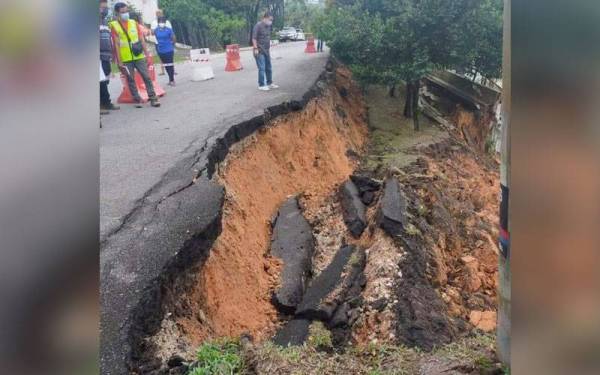 Tanah runtuh di Lingkungan Negeri Sembilan, Bangsar, Kuala Lumpur kira-kira jam 7 petang Sabtu menyebabkan beberapa rumah penduduk di Jalan Limau Purut terkesan.