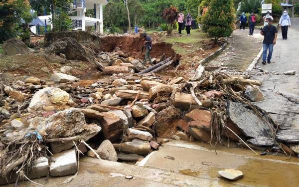 Kerosakan yang berlaku akibat banjir kilat di Titi Hayun pada 20 Oktober selepas tragedi kepala air Ogos lalu.