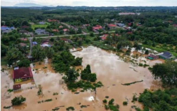 Hujan lebat berterusan mengakibatkan 36 lokasi di tiga daerah di Melaka dilanda banjir kilat, baru-baru ini. - Foto Bernama