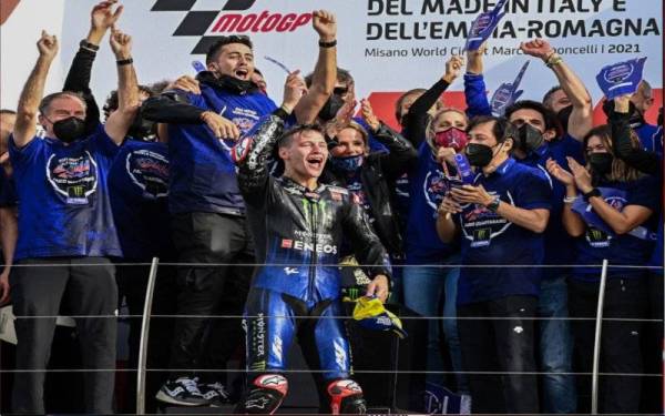 Quartararo (tengah) meraikan kejuaraan dunia MotoGP pada GP Emilia Romagna di Litar Dunia Misano Marco-Simoncelli, Misano Adriatico, Itali pada Ahad. - Foto AFP