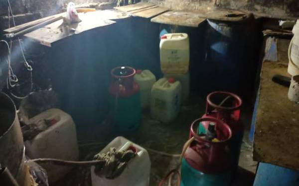 Kawasan dapur di ruangan bawah tanah dipercayai digunakan sindiket untuk memproses arak tiruan di Kampung Sungai Burung, Pekan Nenas, Pontian.