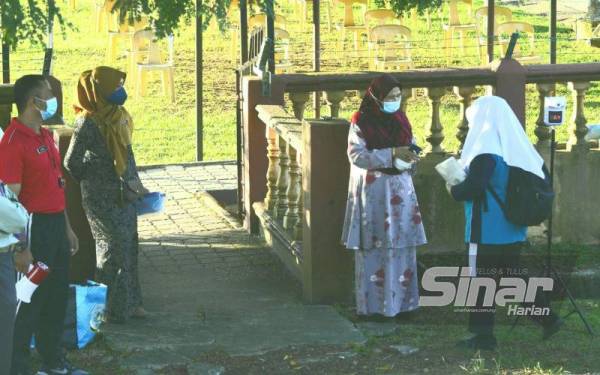 Pelajar perlu membuat pemeriksaan suhu badan sebelum memasuki kelas masing-masing.