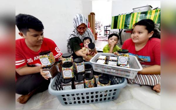Siti Nurliza(dua dari kiri) kini menyara hidup dengan berniaga choco jar.
