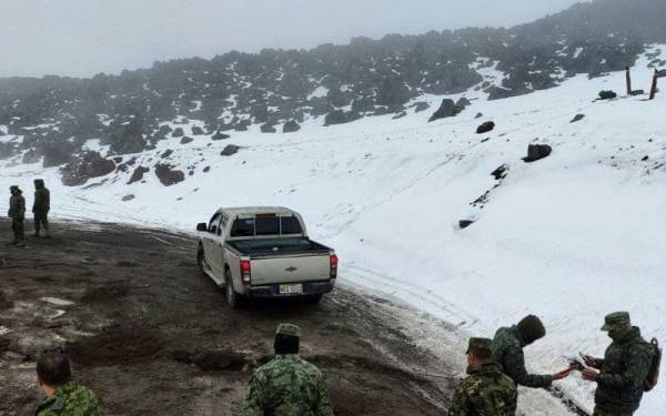  Sekurang-kurangnya empat orang terbunuh pada Ahad dalam kejadian runtuhan salji di gunung berapi Chimborazo di tengah Ecuador. - Foto AP