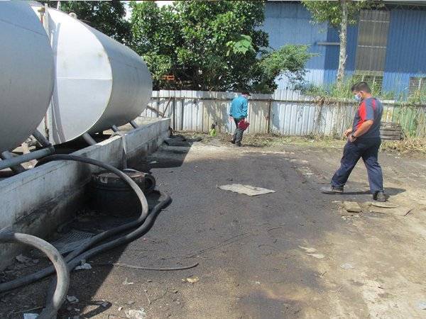Keadaan salah sebuah premis penyelenggaraan kenderaan komersial/lori yang beroperasi berhampiran Sungai Kubang Semang.