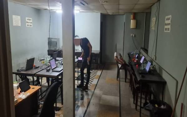 Salah sebuah premis perjudian di sekitar Kajang yang diserbu polis pada Ahad.