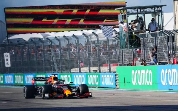 Verstappen melintasi garisan penamat GP US, pada Ahad. - Foto EPA
