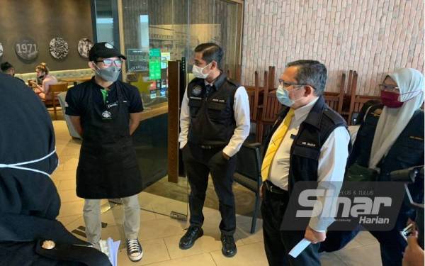 Dr Aman (dua dari kanan) ketika meninjau operasi pematuhan SOP Covid-19 di Setia Tropika, Johor Bahru pada Isnin.