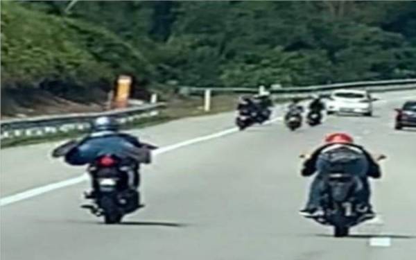 Sembilan penunggang motosikal pamer aksi berbahaya di Lebuhraya Pantai Timur menghala ke Kuala Lumpur pada Ahad ditahan pihak polis. - Foto ihsan Facebook Polis Trafik Pahang