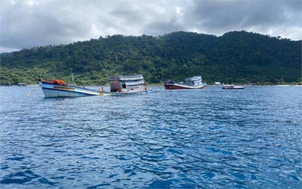 Tiga bot nelayan Vietnam bernilai RM4.5 juta ditenggelamkan menjadi tukun tiruan di Perairan Pulau Tioman, pada Isnin.