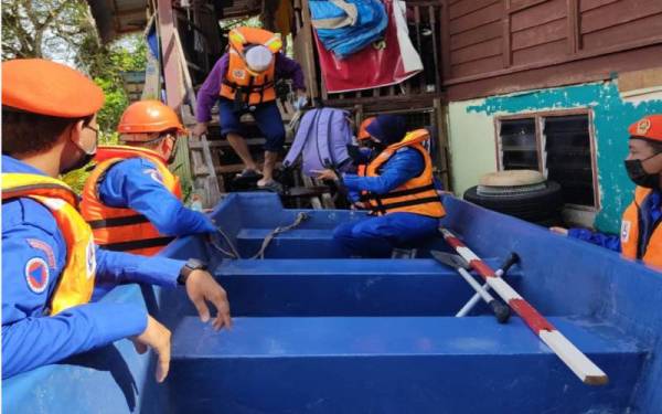 139 mangsa di lima mukim di Pendang terpaksa dipindahkan ke PPS Dewan Rakan Sukan Tanah Merah. - Foto ihsan APM 