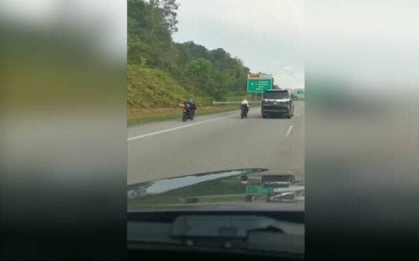 Tangkap layar aksi berbahaya dua penunggang motosikal di Lebuhraya LEKAS.