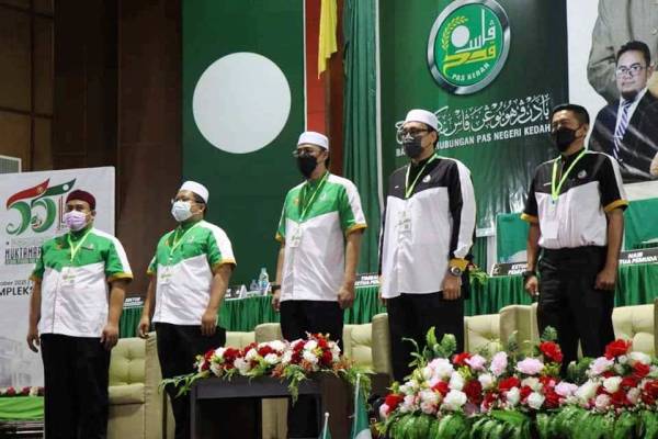 Nurul Amin (tengah) ketika hadir pada Muktamar Tahunan Dewan Pemuda Pas Kedah ke-55 yang diadakan di Kompleks Pas Kedah.