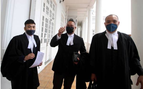 Peguam bela (dari kanan) Datuk Nicholas Kow, Ong Yu Shin dan Oii Keng Liang yang mewakili seorang kanak-kanak perempuan lima tahun yang dilahirkan di negara ini oleh seorang wanita warga China dan sebelum ini memegang status 'tidak bernegara' memohon kerakyatan di Mahkamah Tinggi Ipoh pada Isnin. - Foto Bernama