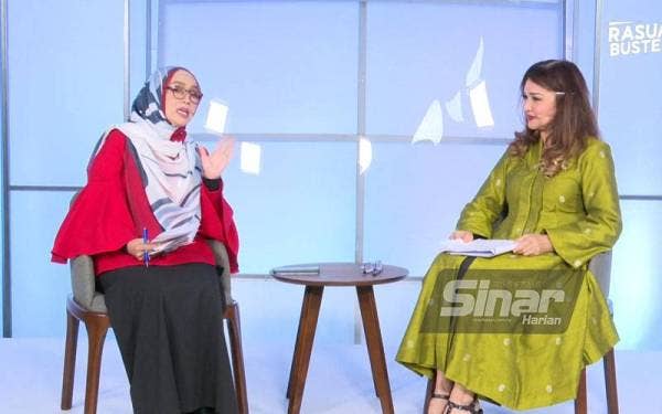 Shariffah Sabrina (kanan) bersama pengacara, Abby Fana (kiri) dalam program Mak Untuk Malaysia (MUM): Srikandi Khazanah Alam yang disiarkan secara langsung pada Isnin.