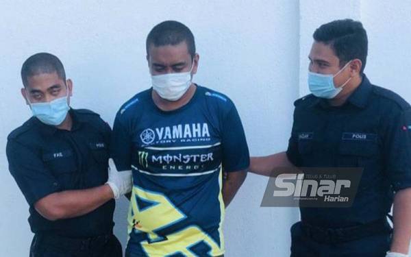 Mohd Hanzalah (tengah) dijatuhi hukuman lima tahun penjara dan dikenakan 13 sebatan oleh Mahkamah Sesyen Kuala Terengganu pada Isnin.