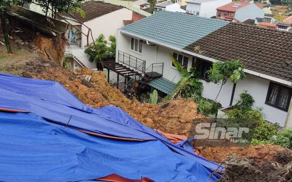 Pihak DBKL memasang kanvas di kawasan tanah runtuh bagi mengelakkan hakisan tanah yang lebih parah jika hujan turun di kawasan tersebut.